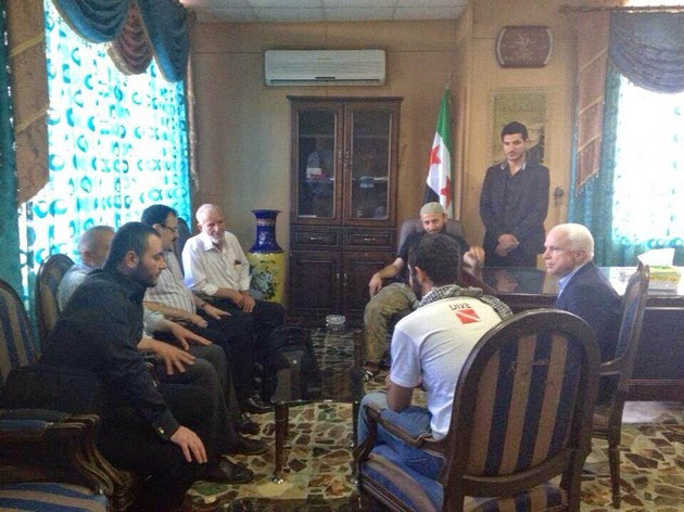 John McCain senador republicano junto con Ibrahim Al Sadri, hoy conocido como Abu Bakr Al Bagdadi