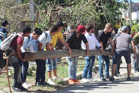 jovenes ayudan en la recuperacion de la habana tras el tornado 580x387