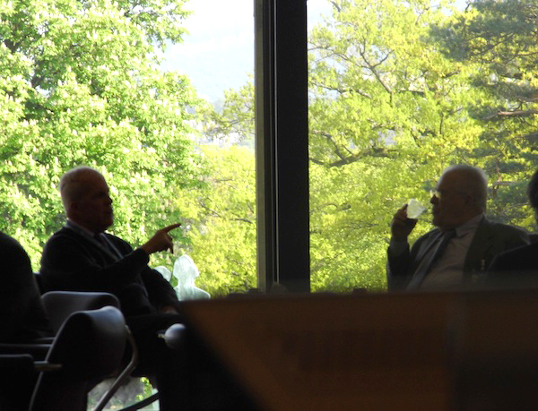 Michael Parmly, con el dedo extendido, da instrucciones a Elizardo Sánchez, que se toma su whisky en el Palacio de las Naciones, el 1 de mayo de 2013.