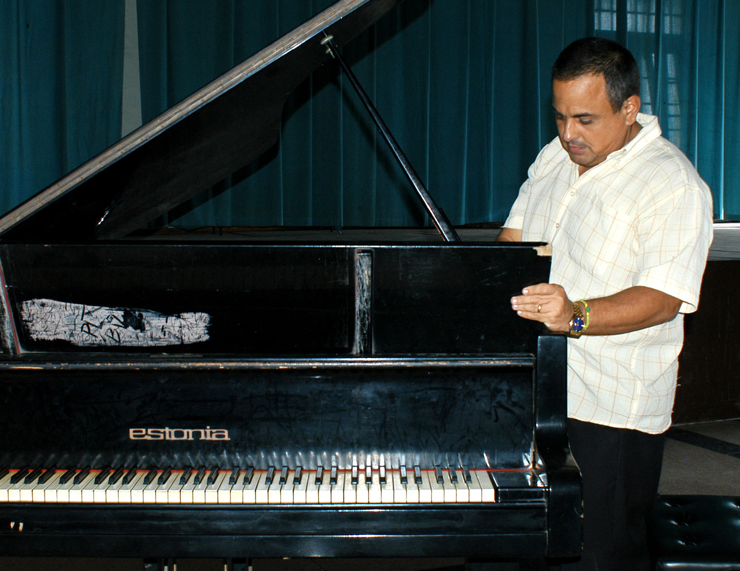 “Esto ha aguantado cantidad, y sigue”, dijo el director del conservatorio mostrando su viejo piano de cola. (Foto: Yasset Yerena)