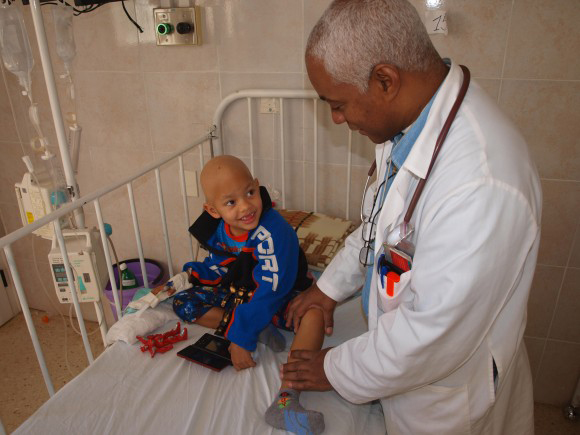 Los cubanos disfrutan de servicios de salud universales, gratuitos y de calidad. (Foto: CubaHoy)