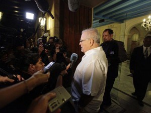 Elizardo Sánchez suministra a la prensa internacional listados de supuestos presos políticos.