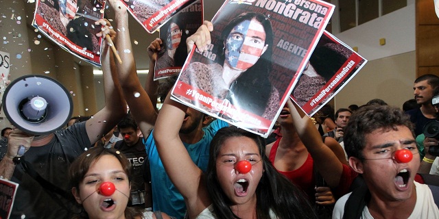 Los partidarios de la Revolución cubana protesta contra Sánchez en una reunión en São Paulo